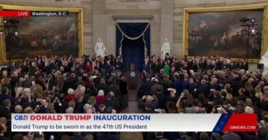 Melania Trump fails to kiss Donald Trump in awkward inauguration moment