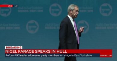 Nigel Farage vows to make Hull a ‘Reform area’ as locals BOO Keir Starmer