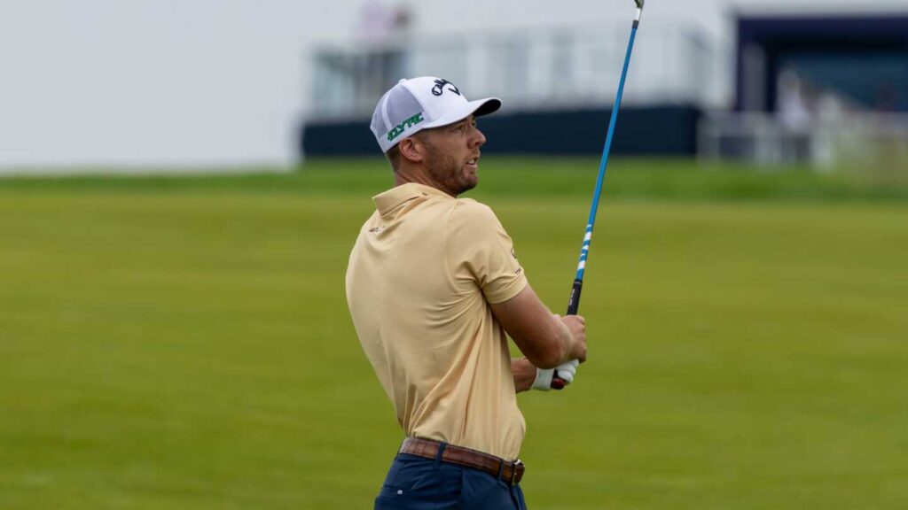 Amid the Oakmont calamity, Sam Burns leads midway through U.S. Open