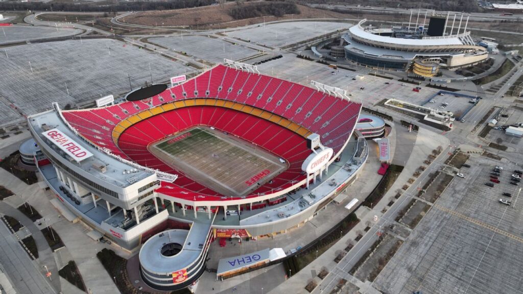 Gov. signs stadium aid package for Chiefs, Royals