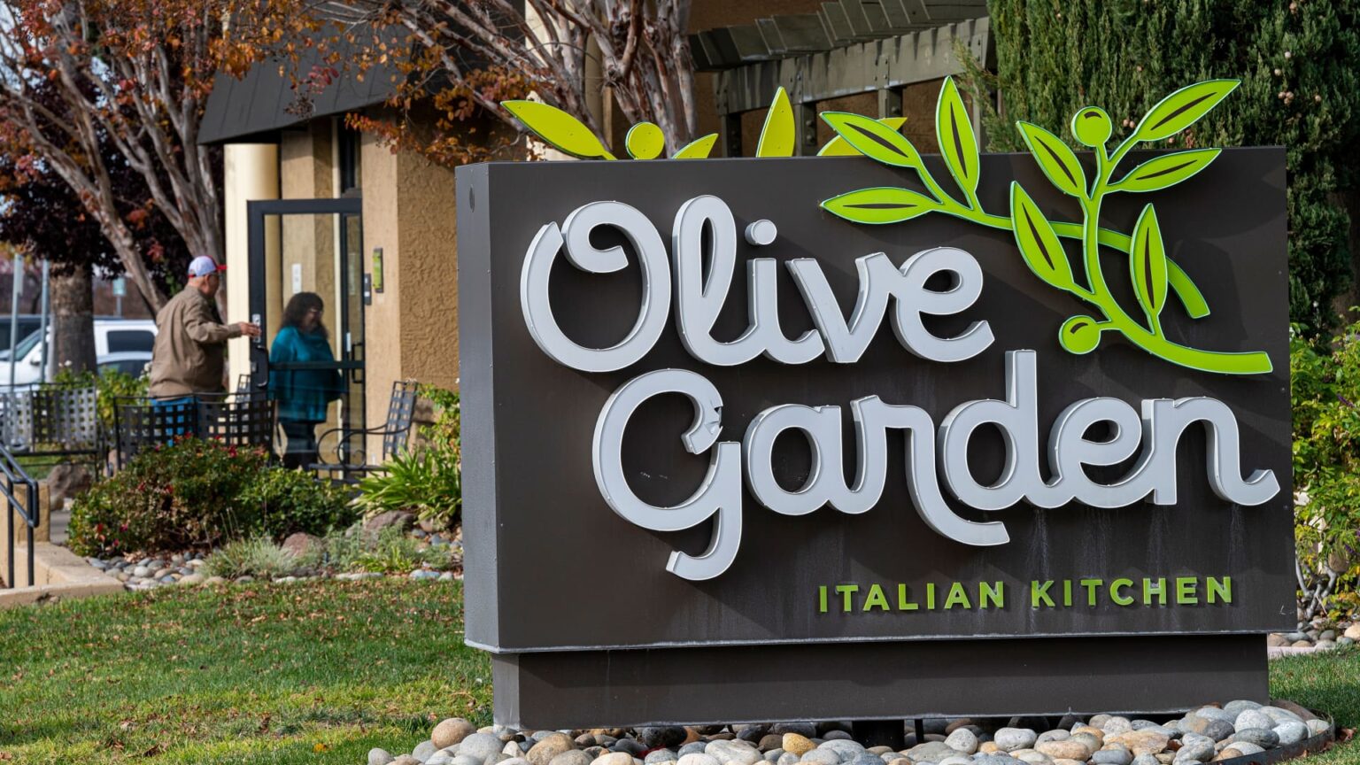 Darden Restaurants beats earnings estimates, as Olive Garden parent predicts growth in 2026