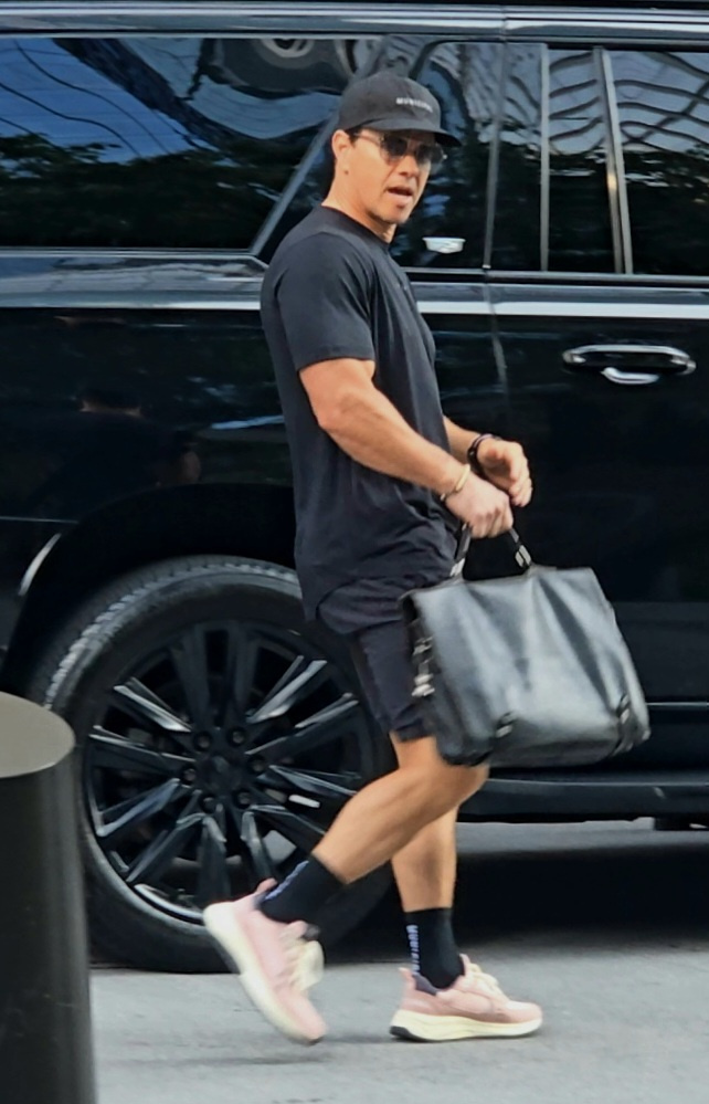 Equinox opens before dawn for Mark Wahlberg so star can workout ahead of Fanatics Fest Equinox opens before dawn for Mark Wahlberg so star can workout ahead of Fanatics Fest