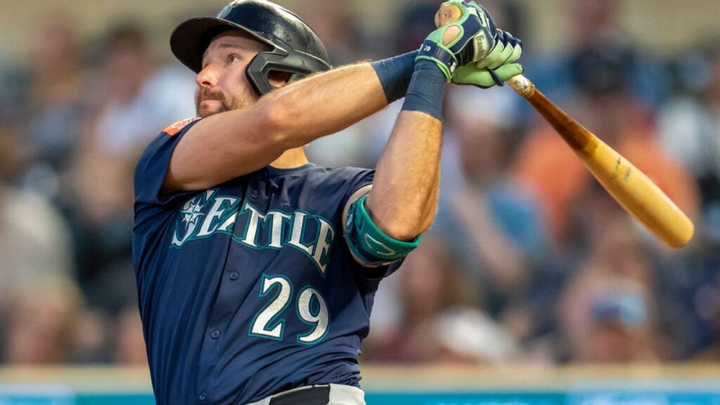 Raleigh hits MLB-leading 32nd HR in Mariners’ win