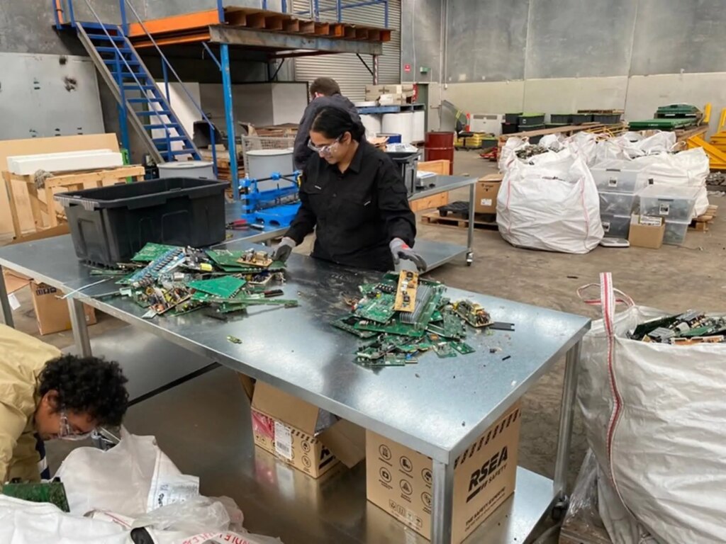 Breakthrough non-toxic method developed to extract gold from e-waste