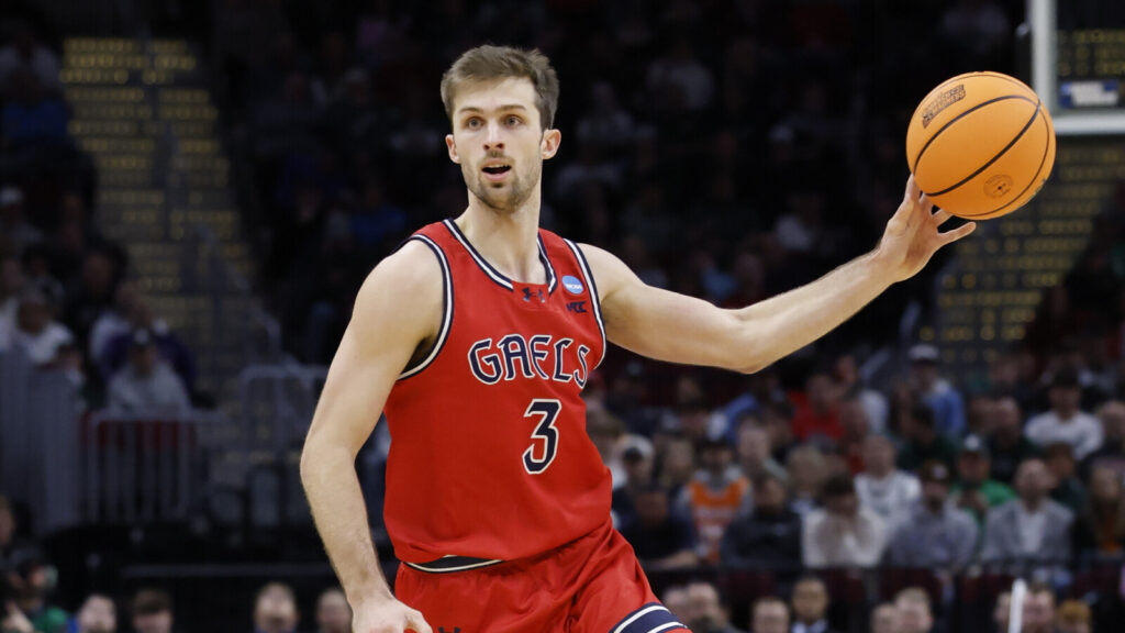 Lakers sign son of Hall of Famer