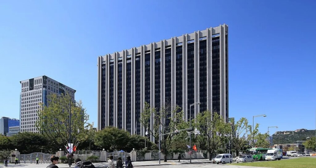 Hybe Responds As Criminal Case Moves Forward Against Bang Si-hyuk, Says It Will ‘Demonstrate That the IPO Was Carried Out in Full Compliance With Laws and Regulations’