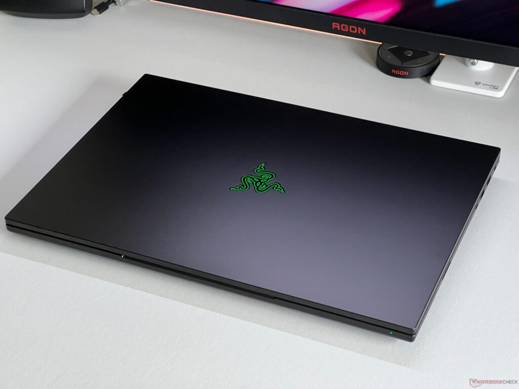 Razer’s new Blade 18 is 1 kg lighter than the Alienware 18, but just as fast and even a bit quieter