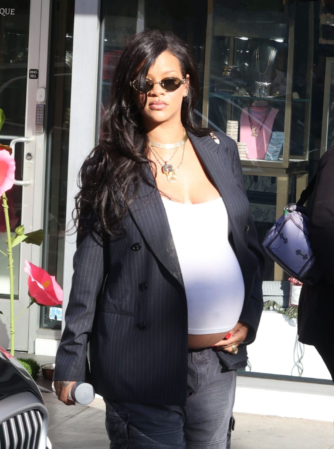 Rihanna Debuts the Casual Pregnancy Uniform All Moms-to-Be Will Want to Copy Rihanna Debuts the Casual Pregnancy Uniform All Moms-to-Be Will Want to Copy