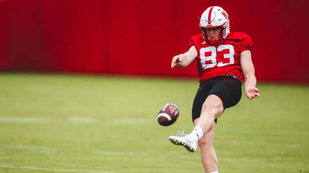 Aussie Freshman Punter Archie Wilson cries during press conference because he misses his family (WATCH)
