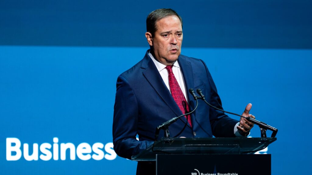 Cisco reports narrow earnings beat, issues inline forecast for the year