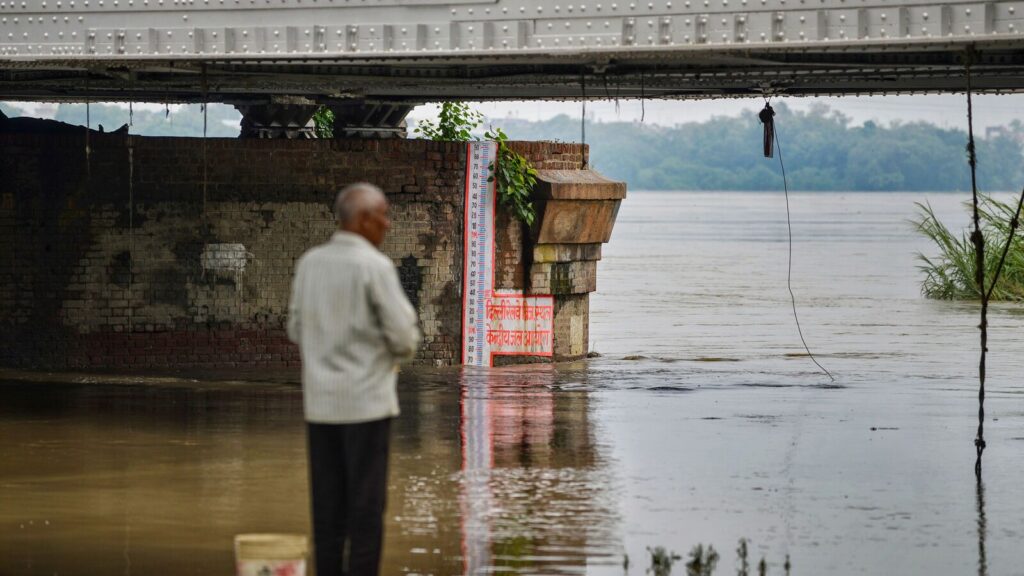 Delhi: Yamuna river breaches warning level, advisory issued