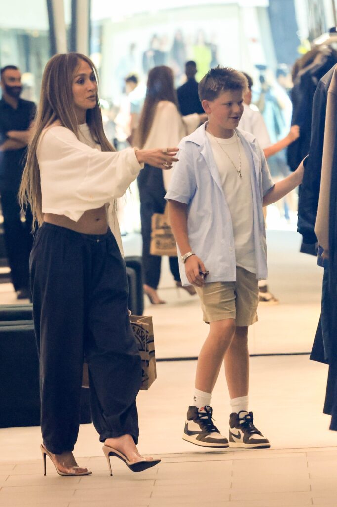 Jennifer Lopez takes Ben Affleck’s son, Samuel, shopping one year after filing for divorce from actor Jennifer Lopez takes Ben Affleck’s son, Samuel, shopping one year after filing for divorce from actor