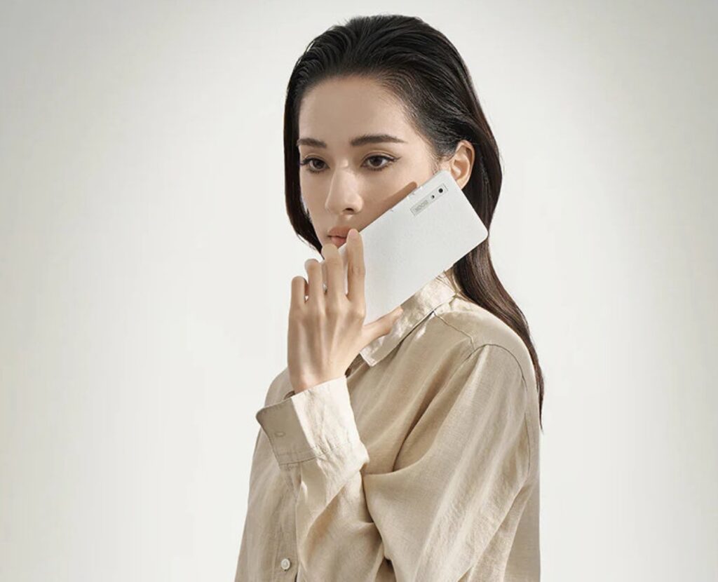 Compact E Ink smartphone with color display: Onyx unveils Boox Palma with LTE modem