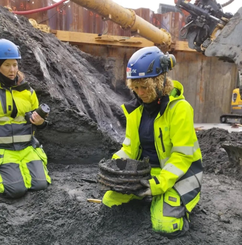 Archaeologists stunned by rare medieval shoes and bags hiding under capital city Archaeologists stunned by rare medieval shoes and bags hiding under capital city
