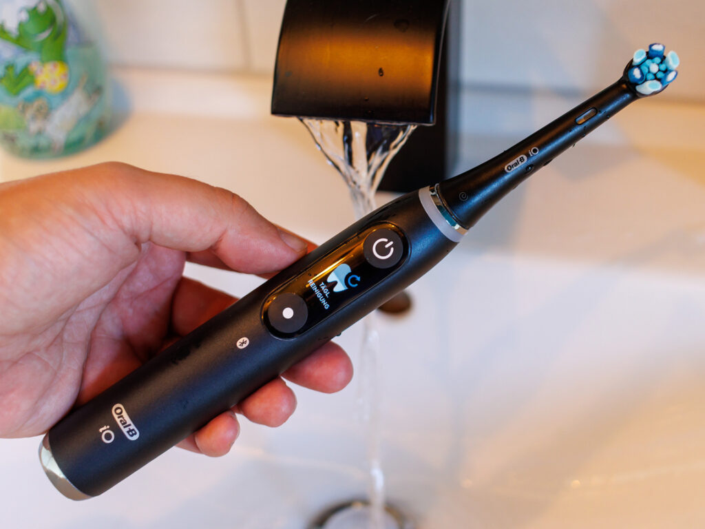 Smart toothbrush with charging travel case -B iO9 review