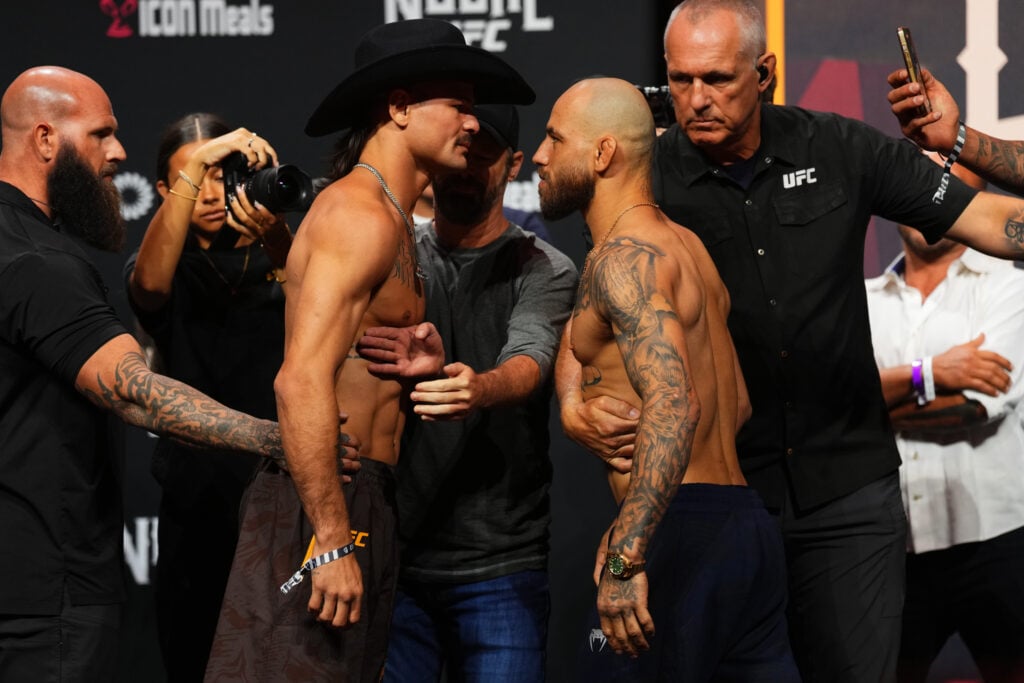 Jean Silva, Diego Lopes refuse to break eye contact for a minute straight as security steps in Jean Silva, Diego Lopes refuse to break eye contact for a minute straight as security steps in