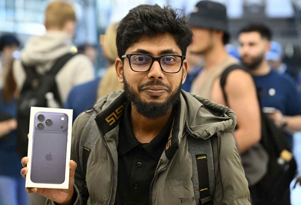 People are complaining that Apple’s new iPhone 17 scratches easily — but these Wall Street analysts say it won’t hurt sales