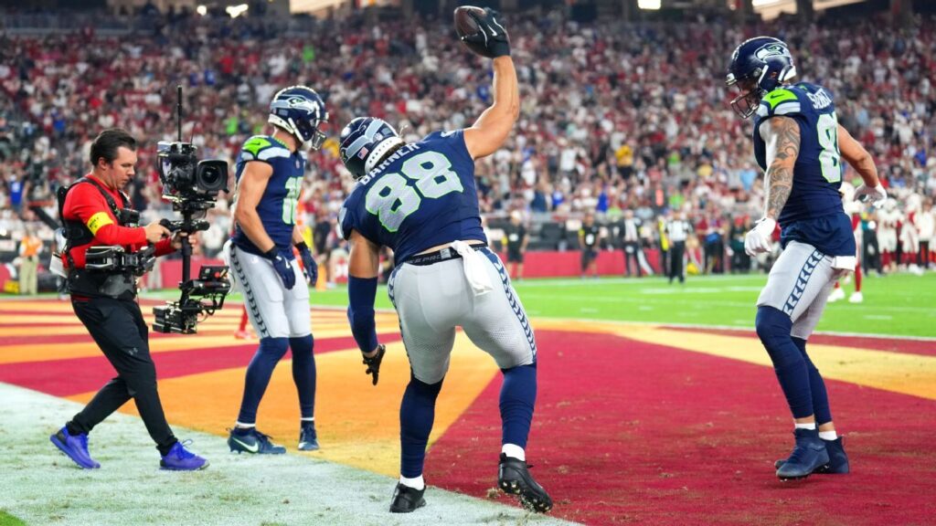 Follow live: Murray connects with Harrison for TD as Cardinals close gap