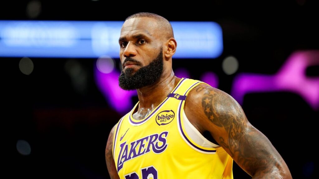 Lakers leave future up to LeBron, extend Redick