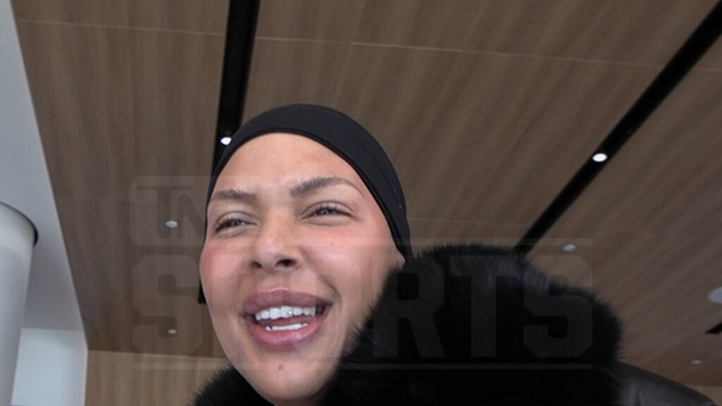 Liz Cambage Calls on WNBA Players To Make More Money Off Court Amid OnlyFans Success Liz Cambage Calls on WNBA Players To Make More Money Off Court Amid OnlyFans Success