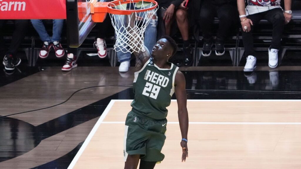 Bucks unite Antetokounmpos, sign younger bro