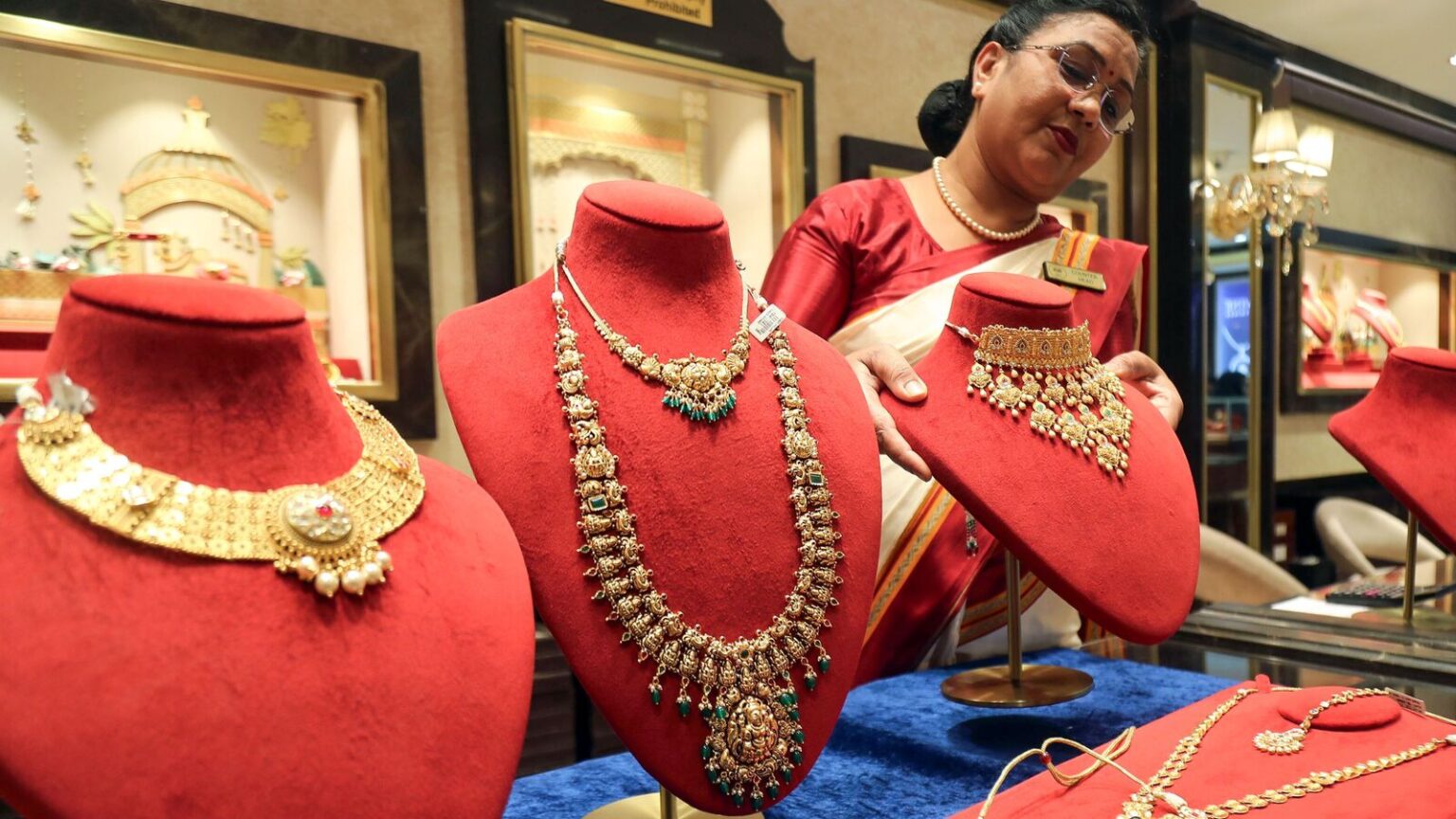 Jewellery sales hit  ₹85,000 crore on Dhanteras, likely to cross  ₹1 lakh crore by Diwali