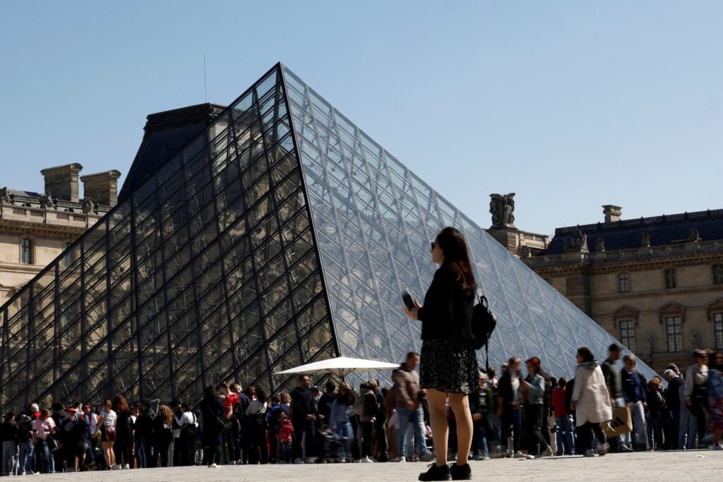 Louvre Museum in Paris shut after thieves escape with heritage jewellery