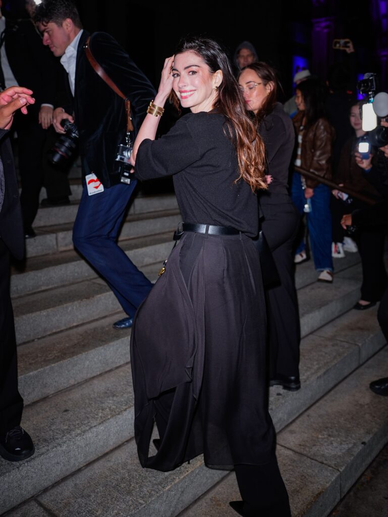 Anne Hathaway’s Fall Outfit Formula Is So Easy—and Cheap—to Replicate
