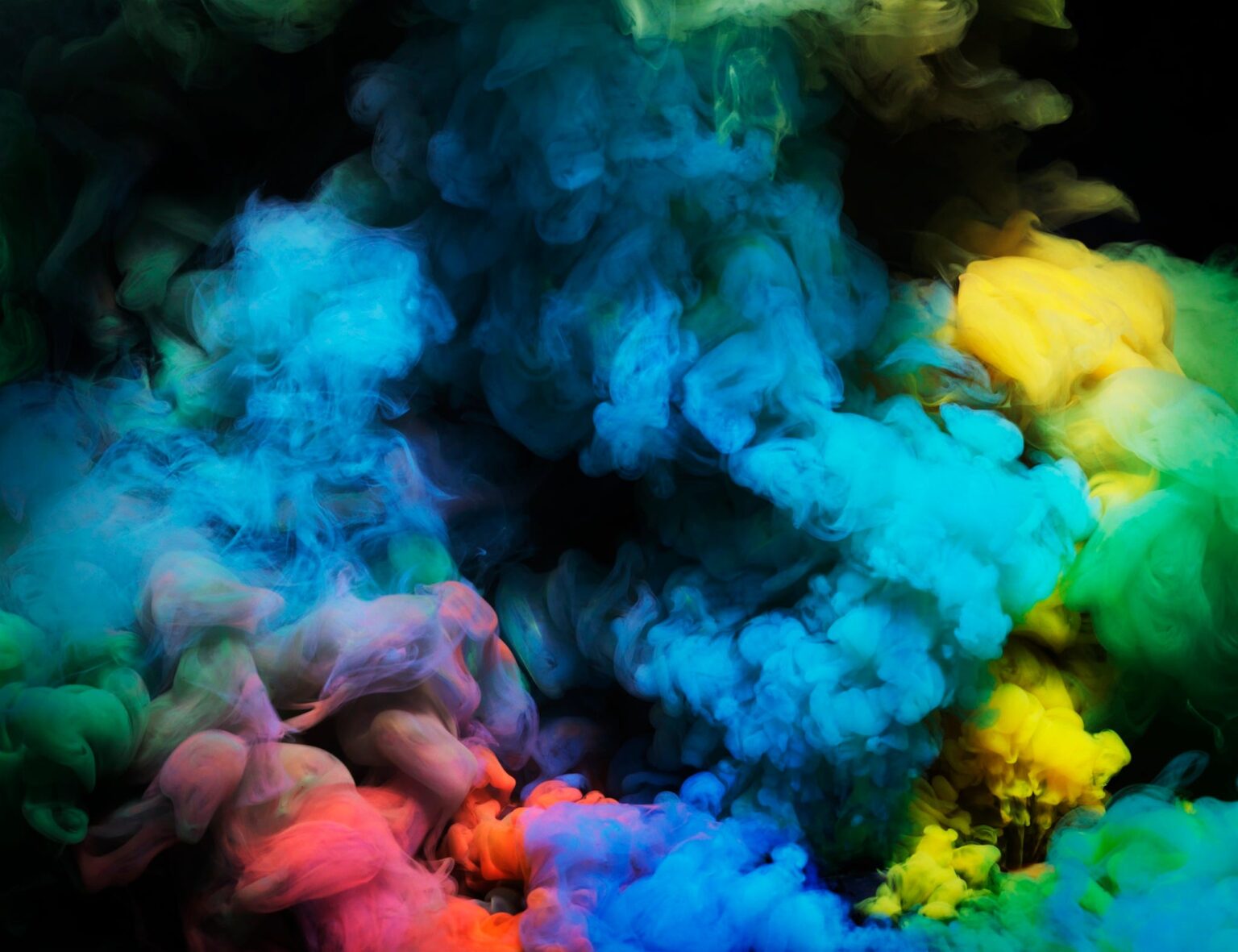 4 Tips for Layering Your Scented Products, Straight From a Pro