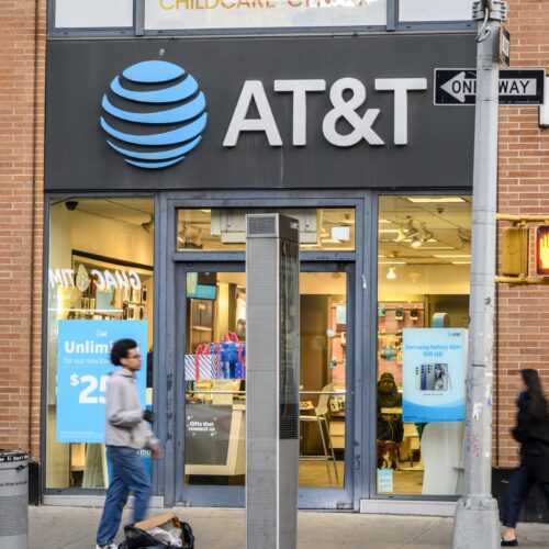 AT&T falsely promised “everyone” a free iPhone, ad-industry board rules AT&T falsely promised “everyone” a free iPhone, ad-industry board rules