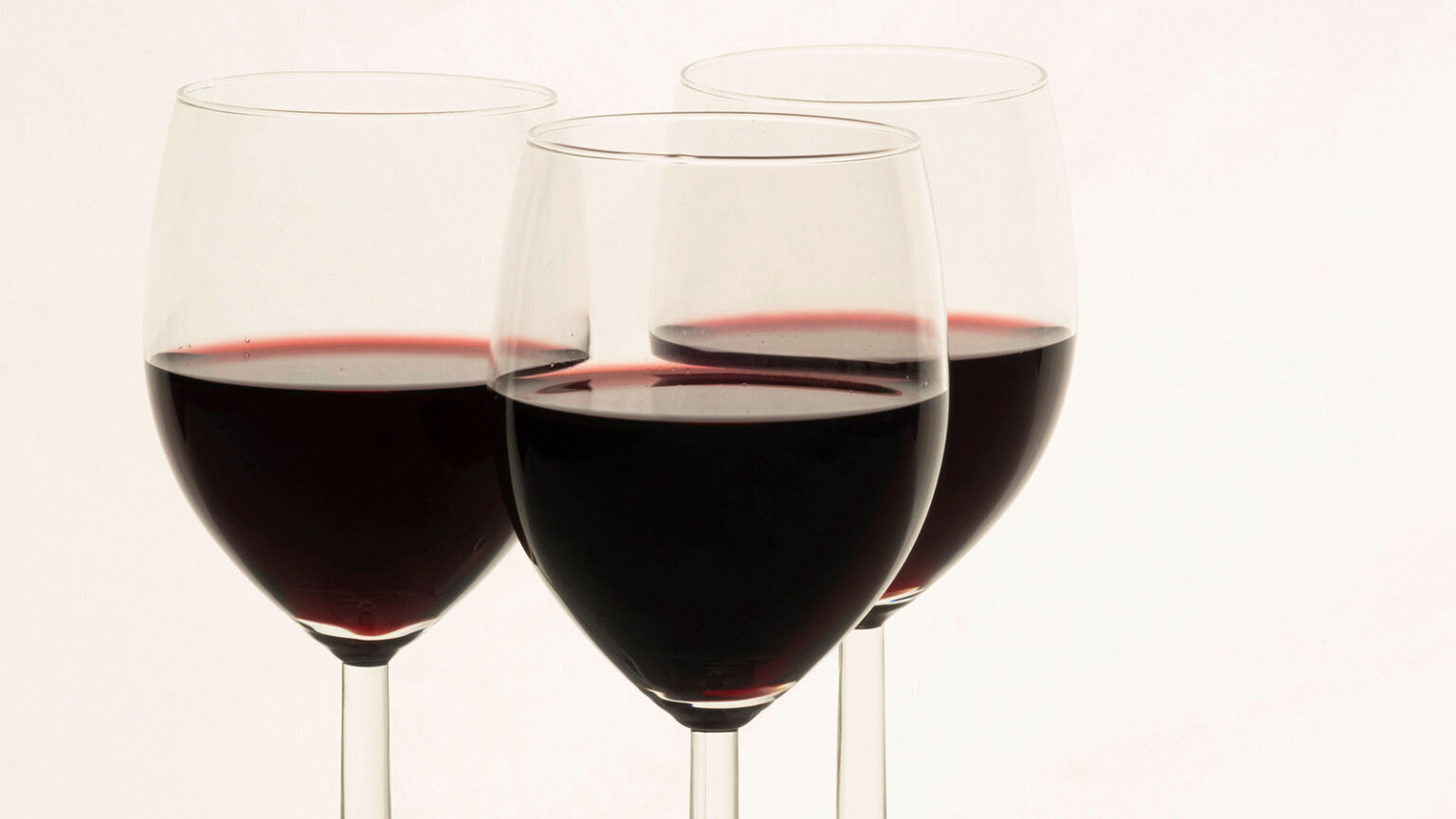 Three or More Drinks a Day Linked to More Severe Brain Bleeds