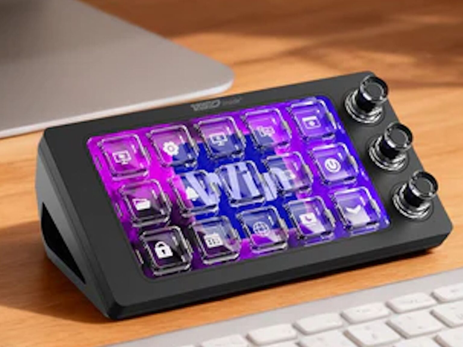 VSD MagTran M3: An interesting, customizable keyboard with on-screen buttons and rotary controls