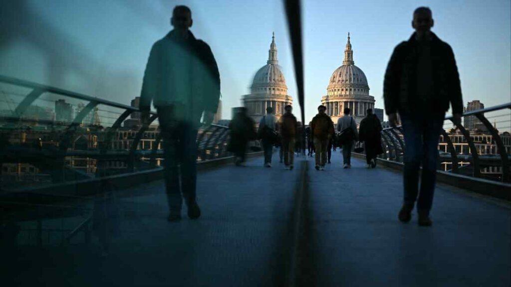 AI will lead one in four big UK businesses to cut staffing, research shows