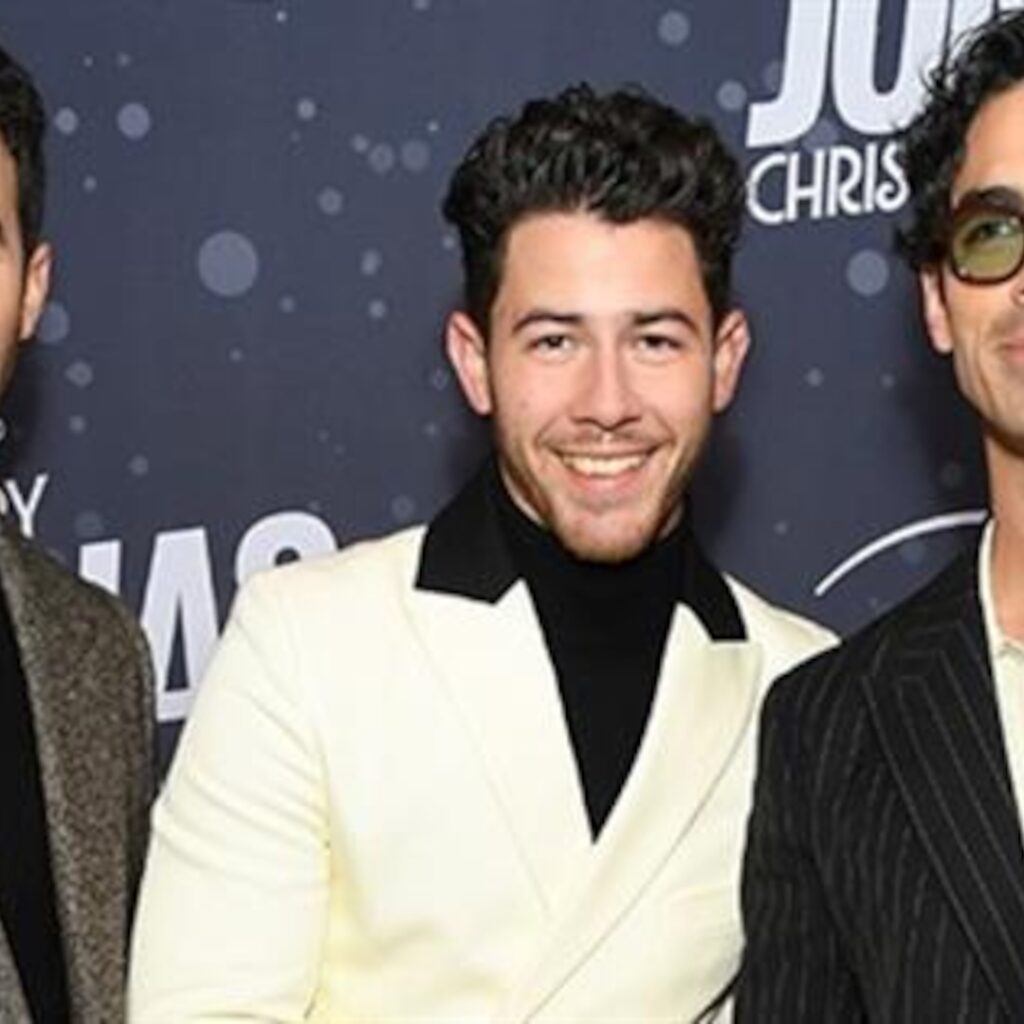 Jonas Brothers React to Viral Clip of Resume Being Read at Their Concert