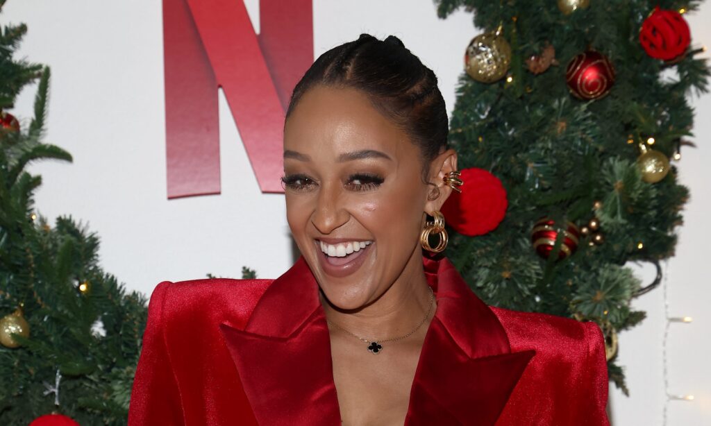 Who’s That Sis!? Tia Mowry Sparks Questions After Mystery Hand Appears In Her Selfie Who’s That Sis!? Tia Mowry Sparks Questions After Mystery Hand Appears In Her Selfie
