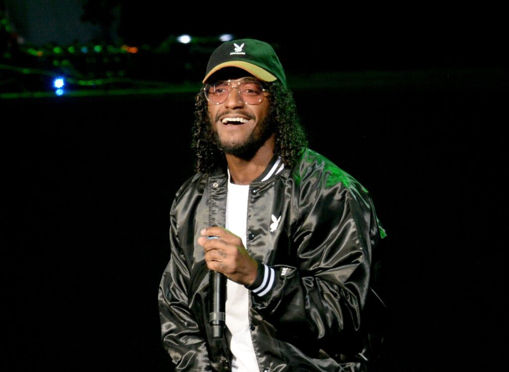 Gravity Check?! The Internet Can’t Stop Laughing After Lloyd Takes Unexpected Stage Tumble (VIDEO)