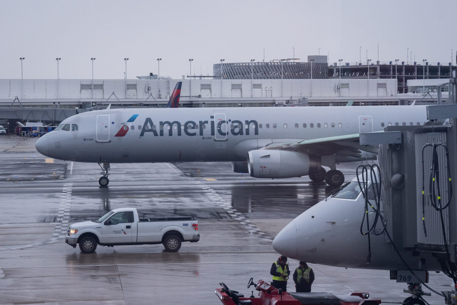 Snowstorm cripples Chicago travel as O’Hare cancels more than 600 flights