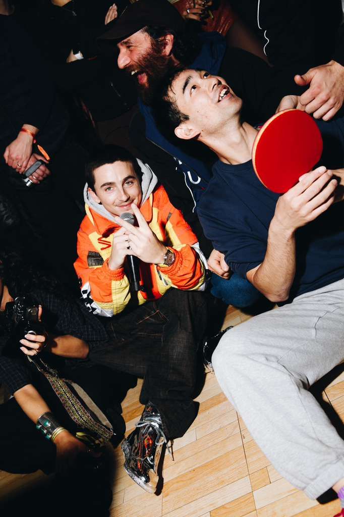 Timothée Chalamet Lets His Inner Sports Fan Fly at the ‘Marty Supreme’ Timothée Chalamet Lets His Inner Sports Fan Fly at the ‘Marty Supreme’