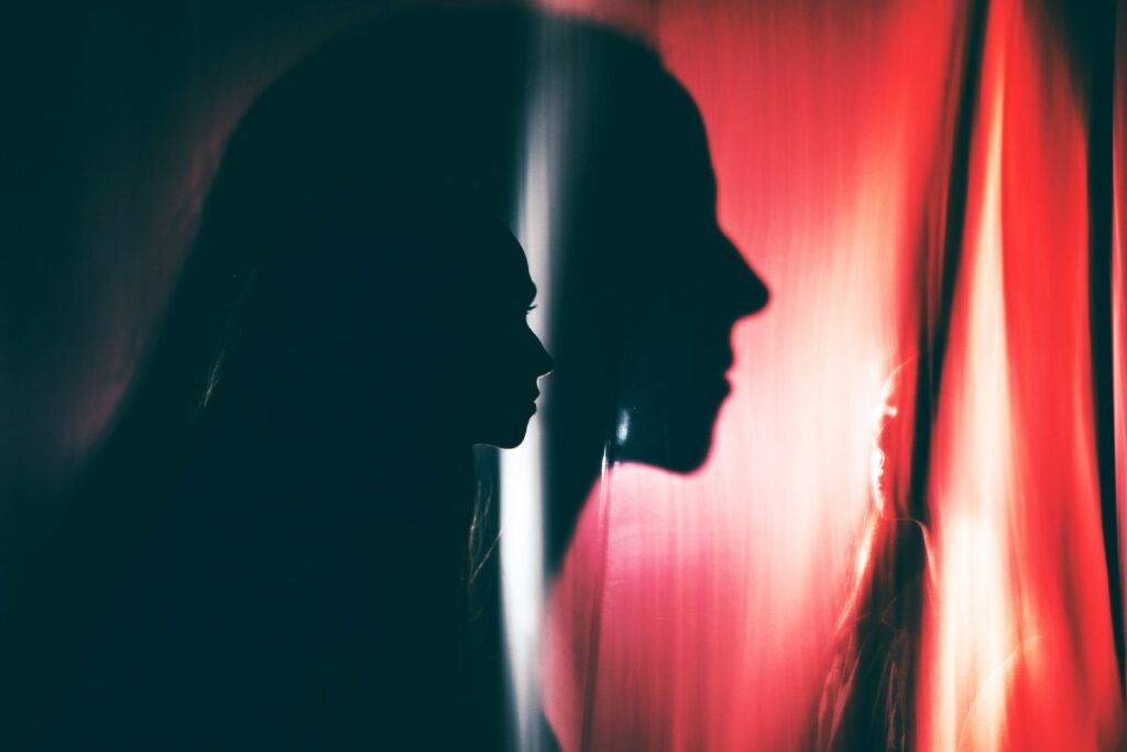 Woman Suffers AI Psychosis After Obsessively Generating AI Images of Herself…