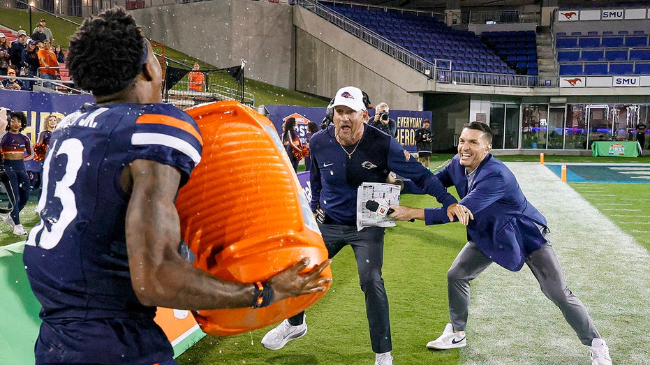 UTSA coach hilariously tries to escape celebration shower, ends up in dogpile UTSA coach hilariously tries to escape celebration shower, ends up in dogpile