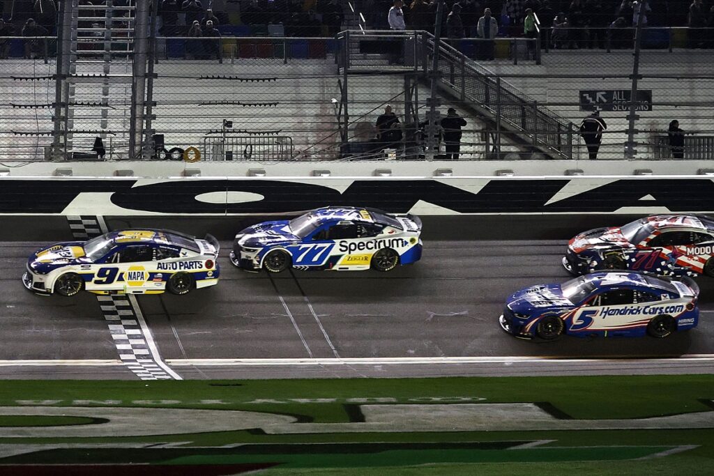 Chase Elliott wins Duel #2 in caution-free race