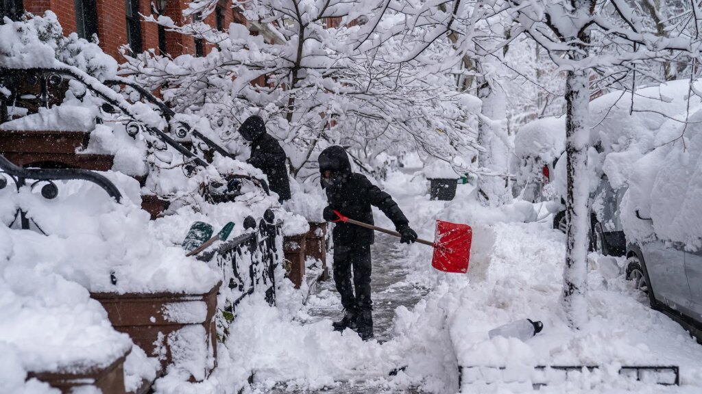 After a Historic Blizzard, New Yorkers Turn Snow Cleanup Into a Side Hustle