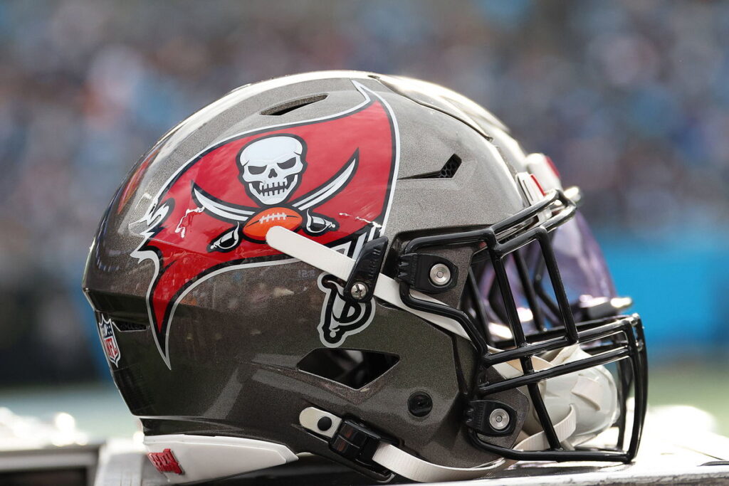 Condolences Pour In as Ex-NFL & Buccaneers Player Dies at 33 Amid Health Concerns
