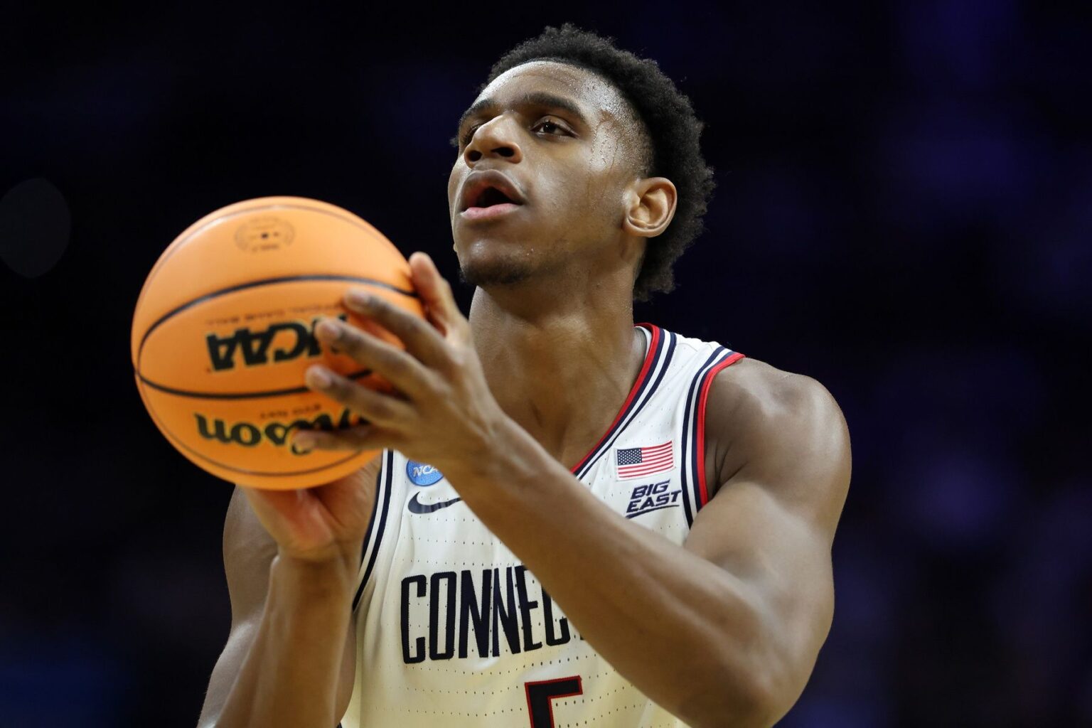 College Basketball World Reacts to Tarris Reed Jr.’s 31-PT, 27-REB ‘All-Time NCAA Tournament Performance’ in UConn’s Win