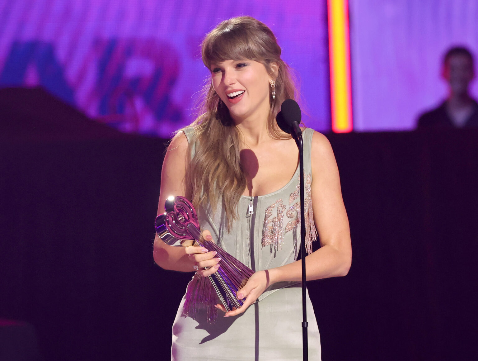 Taylor Swift shouts out Travis Kelce at iHeartRadio Music Awards, saying he makes her feel ‘happy and confident and free’ Taylor Swift shouts out Travis Kelce at iHeartRadio Music Awards, saying he makes her feel ‘happy and confident and free’