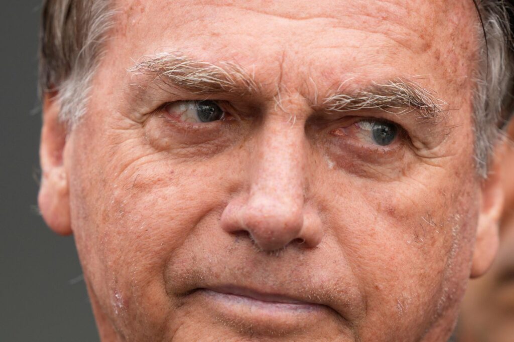 Brazil’s Bolsonaro leaves hospital and heads home to serve his 27-year sentence Brazil’s Bolsonaro leaves hospital and heads home to serve his 27-year sentence