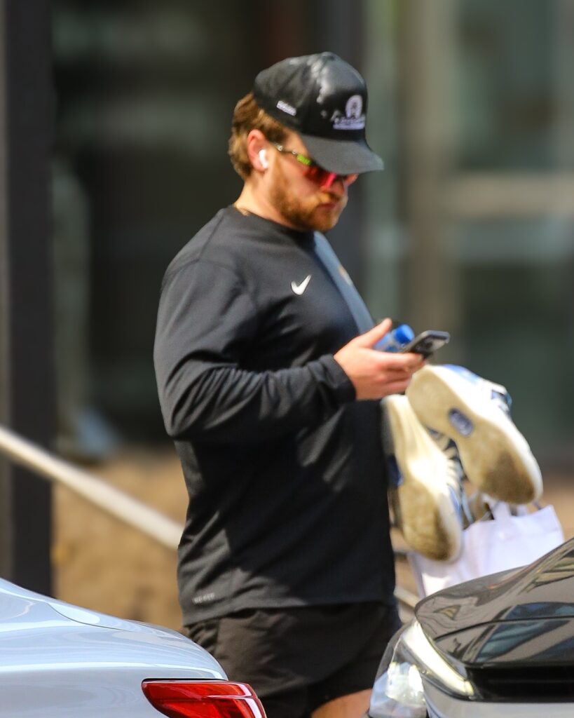 West Wilson leaves Amanda Batula’s apartment with shoes in hand after first public date since romance bombshell West Wilson leaves Amanda Batula’s apartment with shoes in hand after first public date since romance bombshell