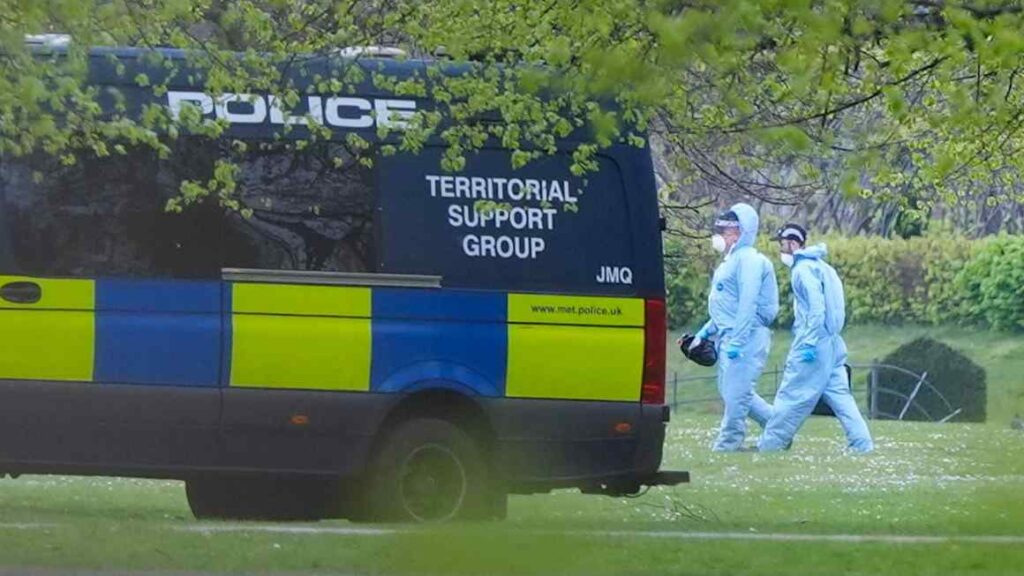 London’s Kensington Gardens closed for search by counterterror police