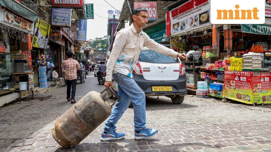 LPG cylinder price on 26 April: How much does domestic and commercial gas cost in Delhi, Bengaluru, Mumbai, today