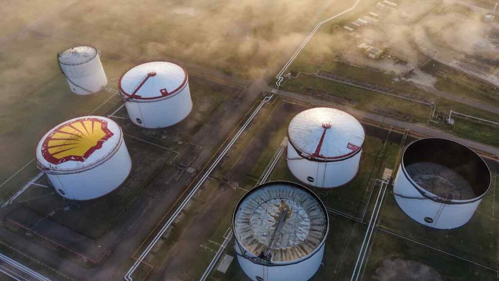Why the oil futures curve is not a crystal ball